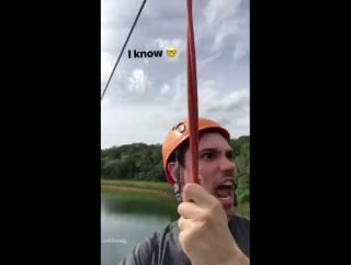 Nina dobrev aparecendo no fundo do vídeo de seu amigo tanner novlan enquanto ele estava na descida de tirolesa na selva em tulum