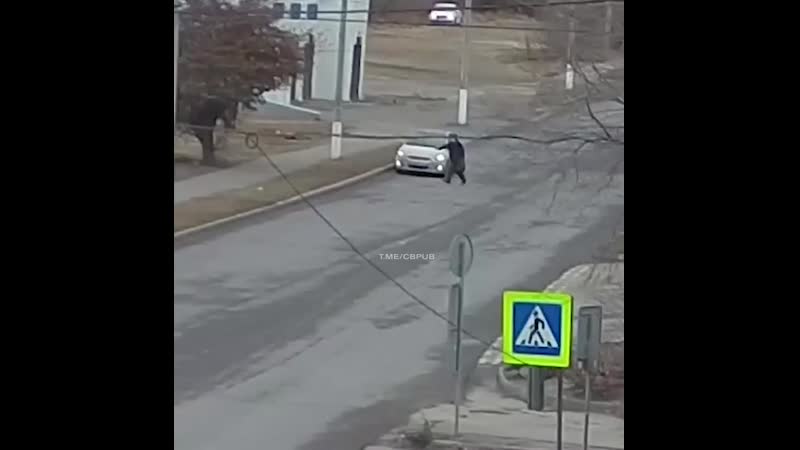 66 летний житель волгограда «спикировал» в иномарку в центре города