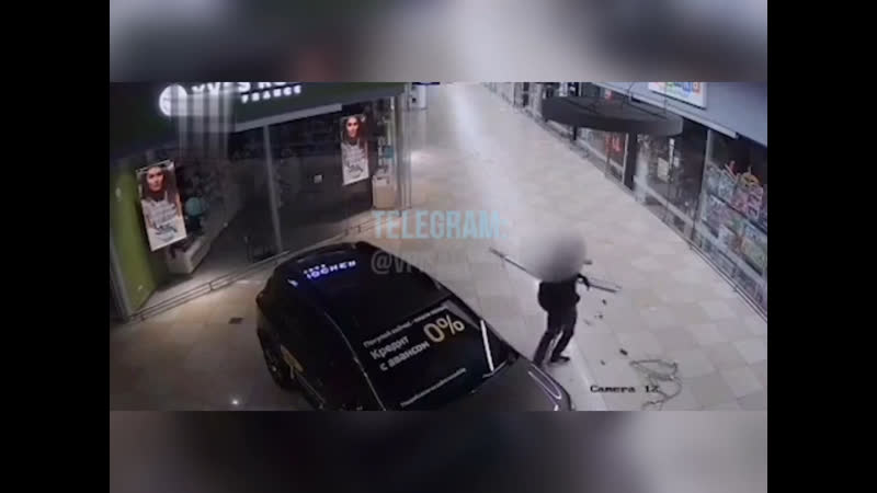 Девятиклассник из бреста прогулялся по тц с топором