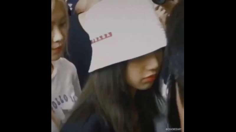 The way chaeng puts jennie aside to protect her unnie from medias t t