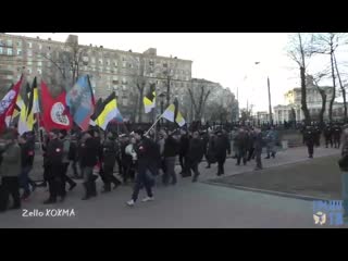 Душевнобольные на прогулке играют в митинг