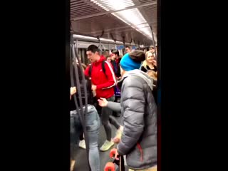 Dans le métro parisien, une femme #racaille de 150 kilos agresse une honnête usagère au cri de wallah, sale pute, sur la mecque