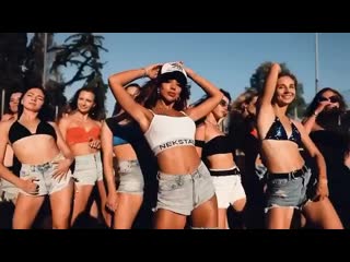 Танцует sonya neks