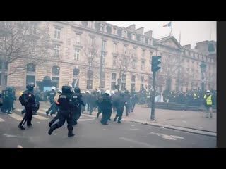 Gilets jaunes grenade tiree en cloche violences policiere greve 5 decembre