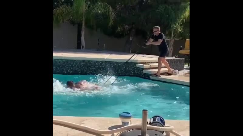 🎬энди руис поработал в бассейне над своей выносливостью🥊