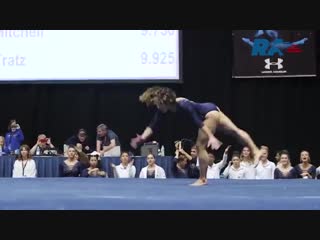 Гимнастка прыгнула на шпагат с двухметровой высоты