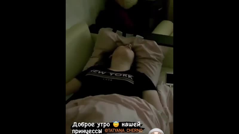 Йося издевается над сестрой черно а что же свою квасотку так не снимешь? )