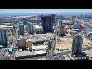 Смелую блондинку трахнули на капоте полицейского авто