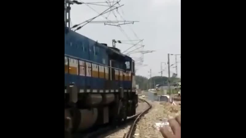 Залезать на работающий электровоз было не самой умной идеей