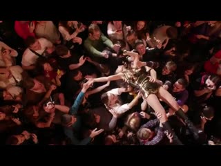 Пьянную аню трогают сотни мужиков