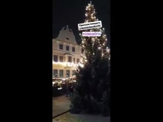 Flüchtlinge aus afghanistan tanzen bachabazi für die deutschen auf dem weihnachtsmarkt in donauwörth