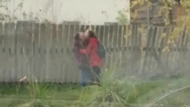 В омской области на улице застукали целующихся школьниц