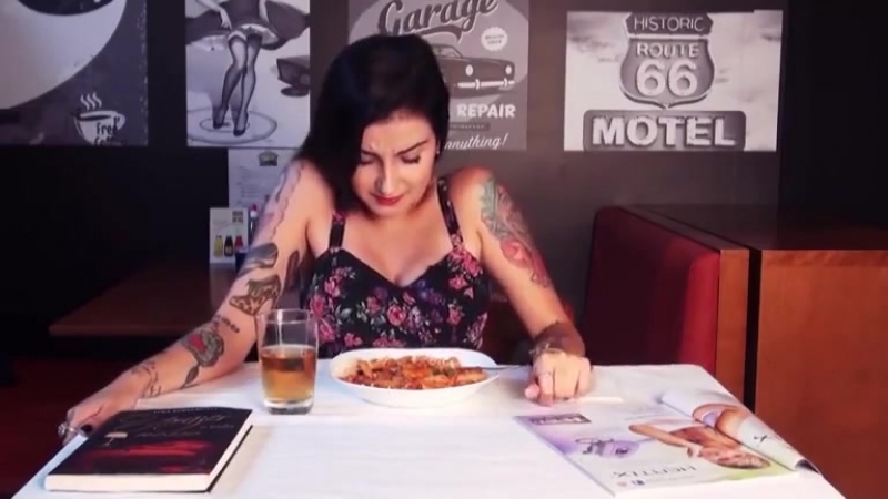Жена сосет член под столом в кафе порно видео