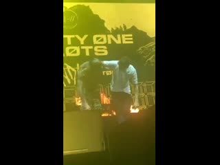 Tyler wiping the confetti off of joshs shoulders uwu friendship