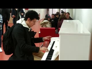 Thomas krüger – flashmob piano medley at french airport paris orly