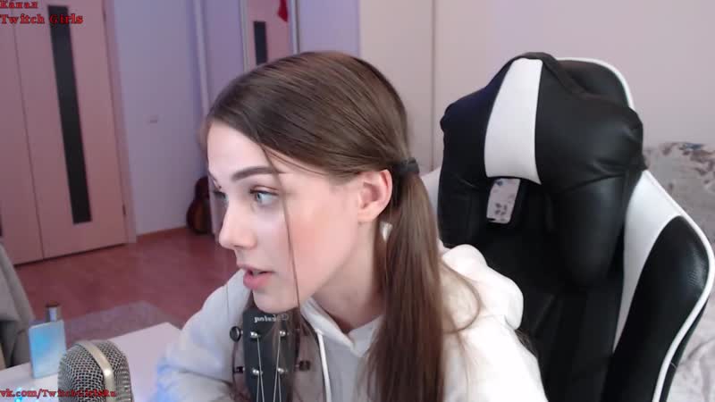 [twitch girls] стримерша намокла на стриме