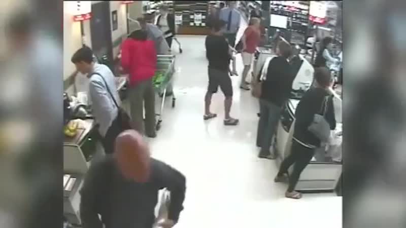 Отец поймал сына за секунду до удара