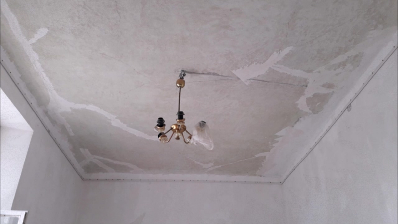 Натяжной потолок белый сатин