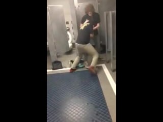 Затащил локтями