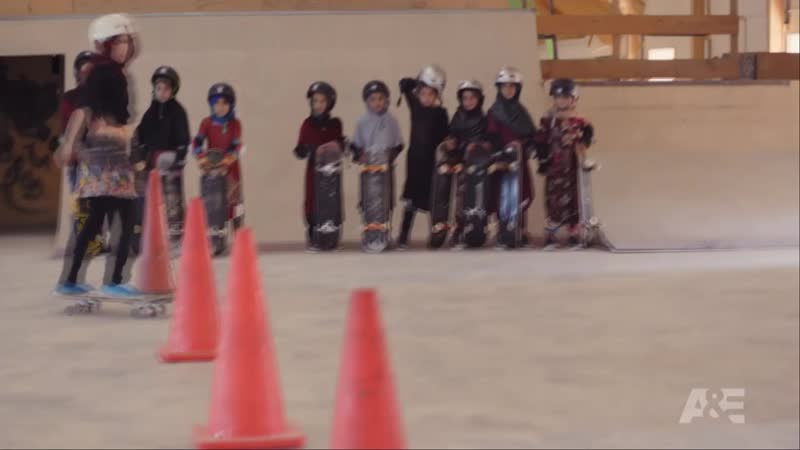 Учиться кататься на скейтборде в военной зоне / learning to skateboard (2019) документальный фильм, перевод на русский