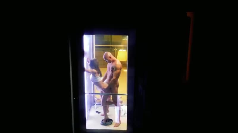 Спалили страстную парочку в лифте