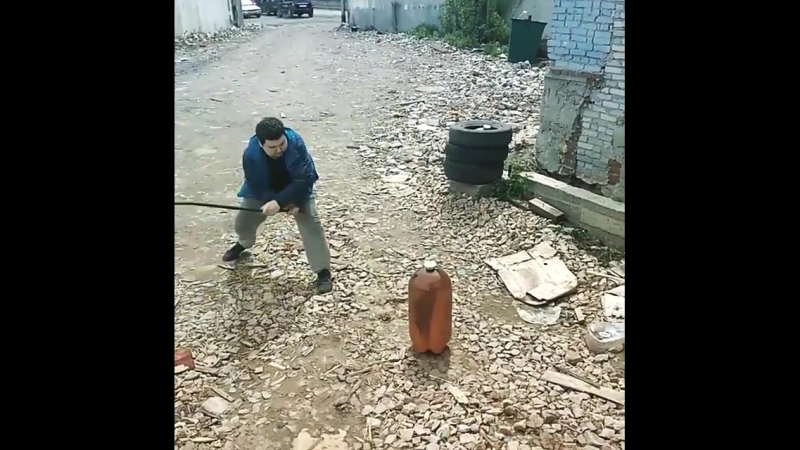 Опасная бутылка (пивная пластиковая кега)