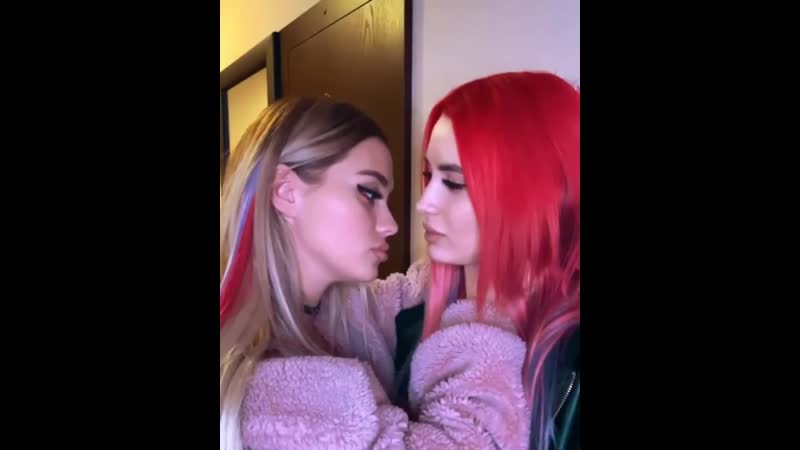 Маш милаш сексуально хватает морану батори / твои блогерши