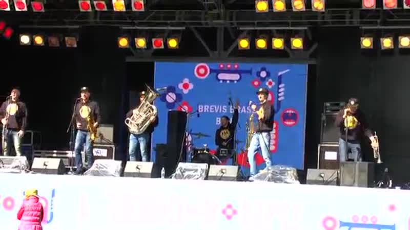 Я вспоминаю летящей походкой юрий антонов brevis brass band