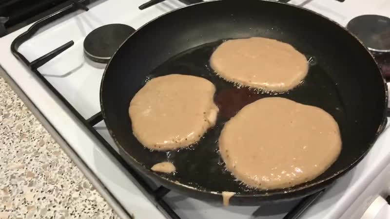 Олеся готовит оладушки