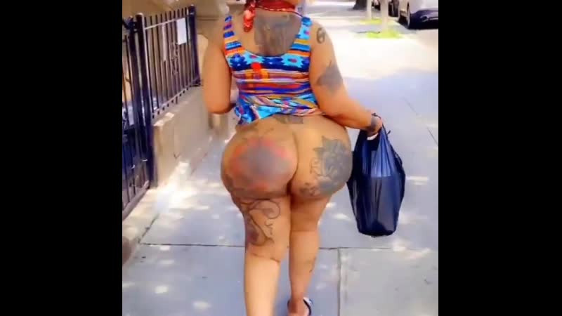 Le dije que quería ver sus tatuajes