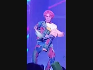 Taeyong breaking his lightstick while shooting