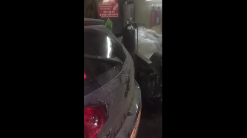 Приехала девушка в автосервис