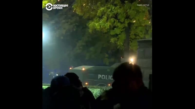 В кыргызстане протестующие освободили атамбаева и захватили белый дом