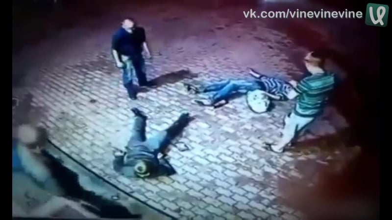 Дед боксер раскидал гопников