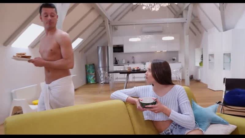 Пышногрудая соседка по комнате, подсмотрела за соседом в душе, после чего он её поимел)