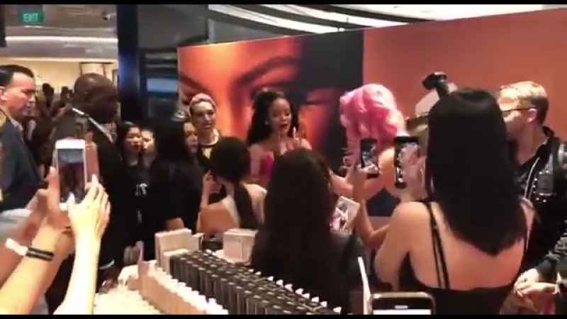 Рианна прибывает на «fenty beauty» surprise event
