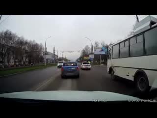 Полицейские спасли котенка из под колес авто в орле (vhs video)