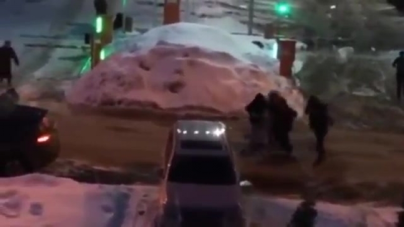 Голодная россия, саратов, сотрудники продуктового магазина не успевают довезти просрочку до мусорки