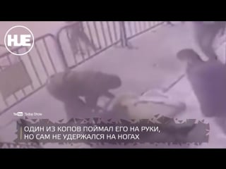 В египте полицейский поймал лицом падающего с третьего этажа ребенка