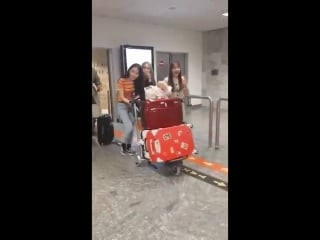 [fancam] 180502 yyxy @ budapest airport
