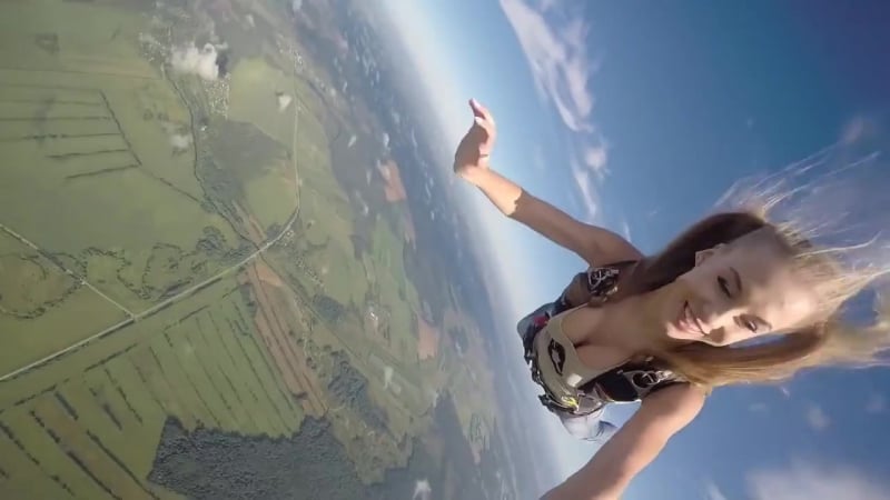 Прыжок киски с парашютом с воздушного шара