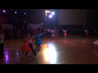 Квикстеп, ювеналы 1е пары артико танцуют синхронно )