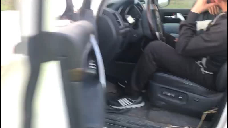 На крузаке везёт козлят