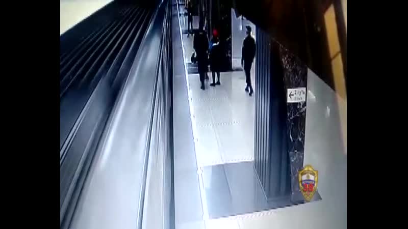 В столичном вагонн метро пьяный мужик с ножом подсел к случайной девушке