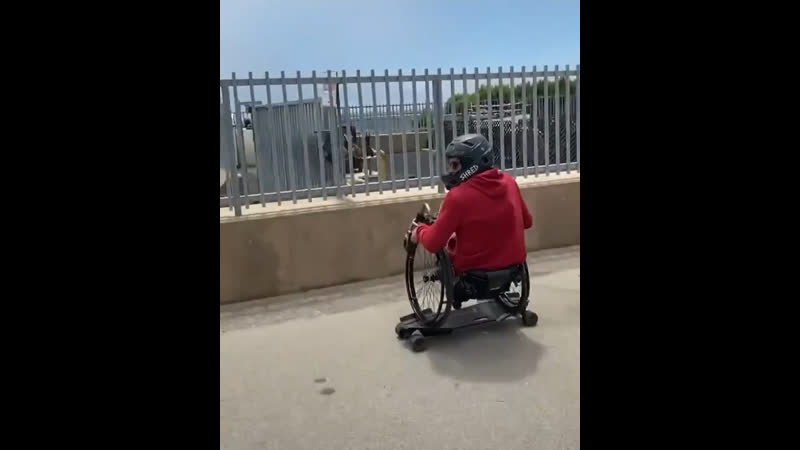 Катается в инвалидном кресле на скейте