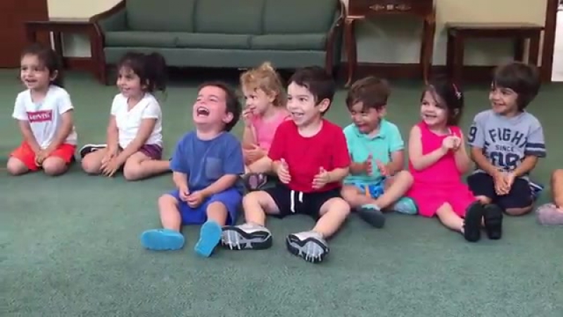 Заразительный смех мальчика