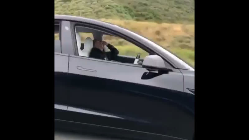 Тесла на автопилоте