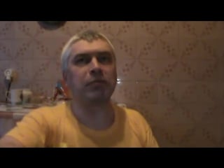 Гена кушает чипсы