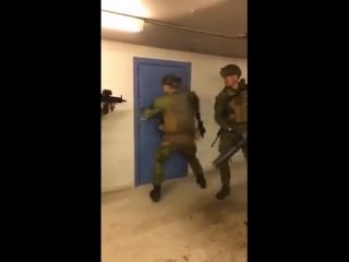 Door breaching with hk416 rifles