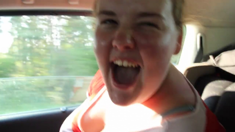 Ниночка в машине